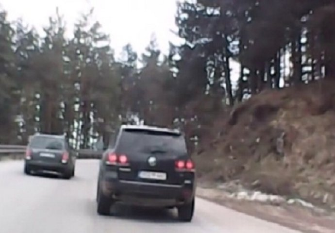 Bahati vozač kod Sarajeva snimljen kako preko pune linije prestiže kolonu vozila