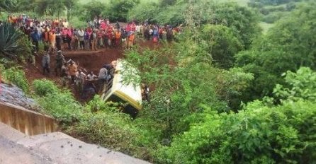 STRAŠNA TRAGEDIJA: Prevrnuo se školski autobus, poginulo 27 DJECE I TRI UČITELJA