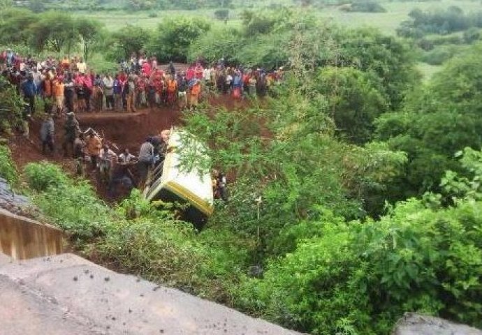 STRAŠNA TRAGEDIJA: Prevrnuo se školski autobus, poginulo 27 DJECE I TRI UČITELJA