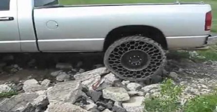 Vojna tehnologija iskorištena na običnom vozilu: Pogledajte kako izgledaju gume koje se ne mogu ispuhati ni probušiti (VIDEO)