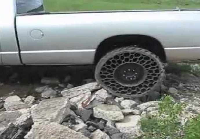 Vojna tehnologija iskorištena na običnom vozilu: Pogledajte kako izgledaju gume koje se ne mogu ispuhati ni probušiti (VIDEO)