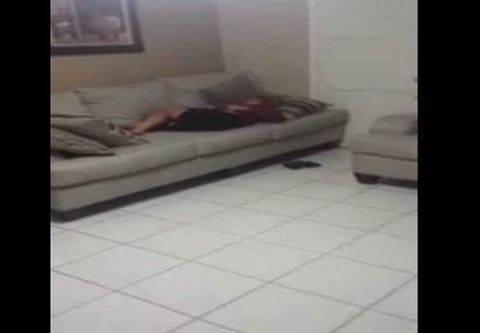 Kada su se kasno navečer vratili kući zatekli su nepoznatu djevojku kako spava na krevetu, nećete vjerovati šta su snimili (VIDEO)