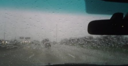 STANJE NA PUTEVIMA: Saobraća se po mokrom i mjestimično klizavom kolovozu, uz slabiju frekvenciju vozila