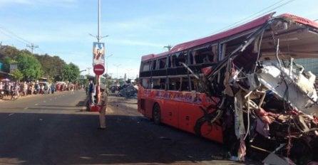 TEŠKA NESREĆA: Kamion se zakucao u autobus, poginulo 11 osoba, 23 povrijeđeno!