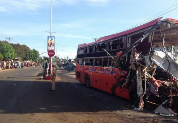 TEŠKA NESREĆA: Kamion se zakucao u autobus, poginulo 11 osoba, 23 povrijeđeno!