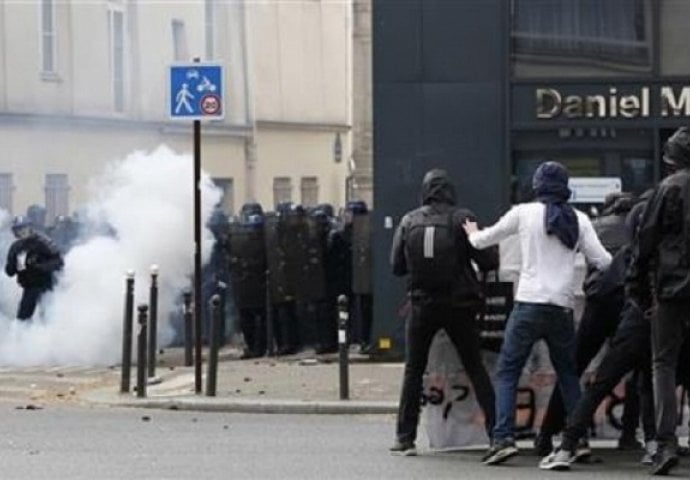 SPRIJEČEN NAPAD NA MAKRONOVE PRISTALICE: Policija zaustavila pohod maskiranih demonstranata!