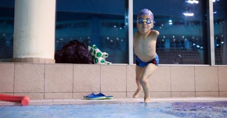 HEROJ IZ ZENICE: Dječak bez ruku osvojio zlato u plivanju