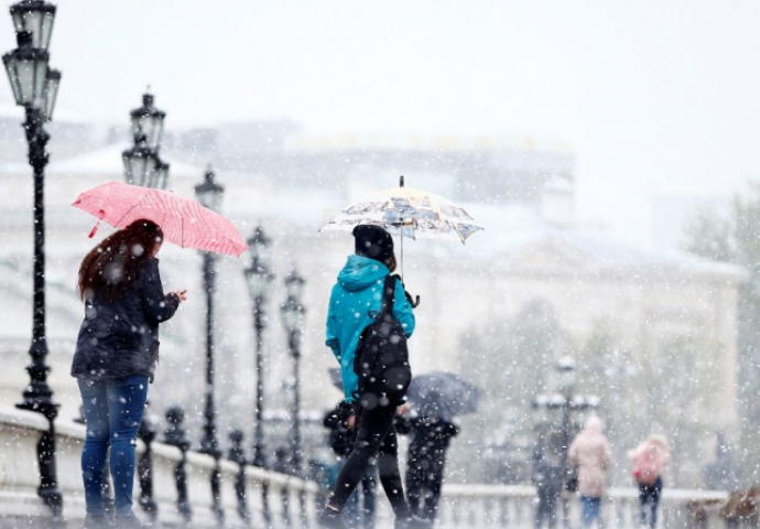TEMPERATURE ISPOD NULE: Moskvu zavejao snijeg u maju