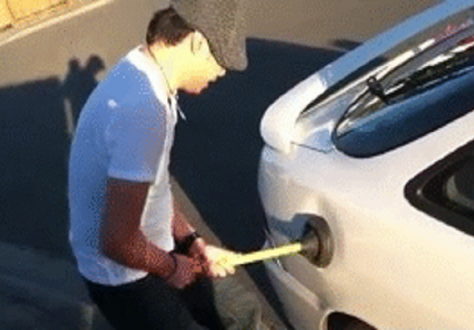 Trik kako ukloniti udubljenja na automobilu: Ovako izgleda popravak lima bez lakiranja! (VIDEO)