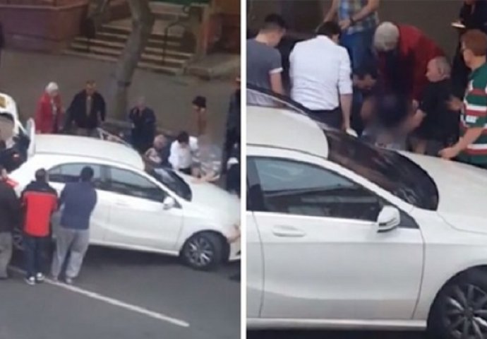 Nestvarni trenutak kada 15 ljudi podiže automobil i izvlači dječaka koji je bio zarobljen ispod poslije nesreće (VIDEO)