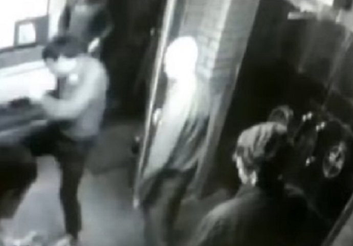 Pogledajte kako udara ovaj momak iz obezbjeđenja: Pored njega nema prolaza (VIDEO)