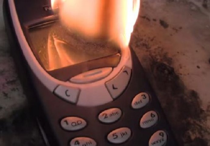 Za ne povjerovati: Evo šta se dogodi kada zapalite legendarnu Nokiju 3310 (VIDEO)