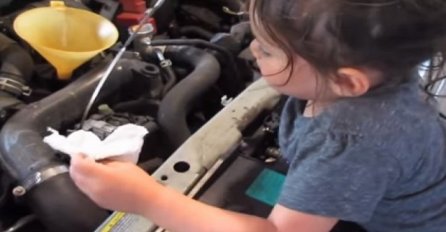 Djevojčica ima 3 godine ali je bolji majstor od mnogih, pogledajte šta sve zna da popravi (VIDEO)