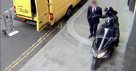 Ovaj biznismen hodao je ulicom i gledao u svoj telefon, poslije ovog što mu se desilo neće više nikad (VIDEO)