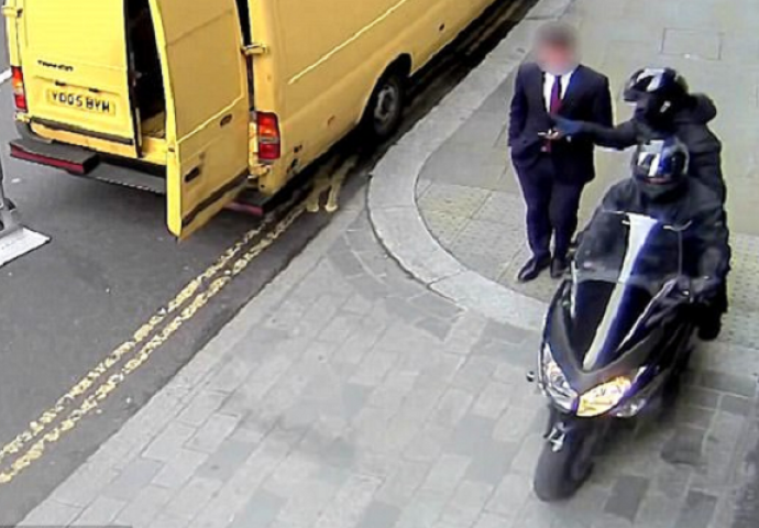 Ovaj biznismen hodao je ulicom i gledao u svoj telefon, poslije ovog što mu se desilo neće više nikad (VIDEO)