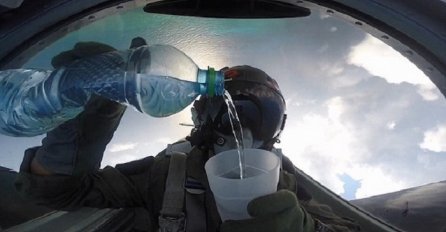 Ovo ćete gledati u jednom dahu: Letio je borbenim avionom, a onda je uzeo flašu vode i počeo je sipati u čašu (VIDEO)