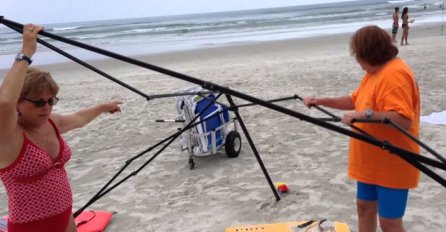 Uhvatio dvije starije žene kako mu kradu stvari na plaži, pogledajte šta se dalje dogodilo (VIDEO)