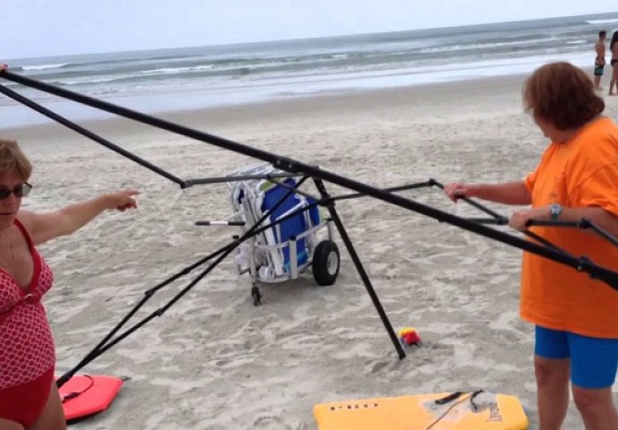 Uhvatio dvije starije žene kako mu kradu stvari na plaži, pogledajte šta se dalje dogodilo (VIDEO)