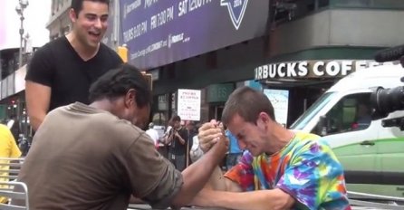 Dva beskućnika natezala ruke za novac, na kraju se desio neočekivani obrat (VIDEO)