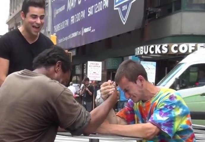 Dva beskućnika natezala ruke za novac, na kraju se desio neočekivani obrat (VIDEO)