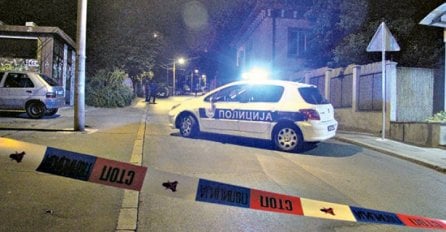 PUCNJAVA ISPRED KAFANE: Muškarac sjedio u kafiću, napadač mu IZREŠETAO NOGE i pobjegao na motoru