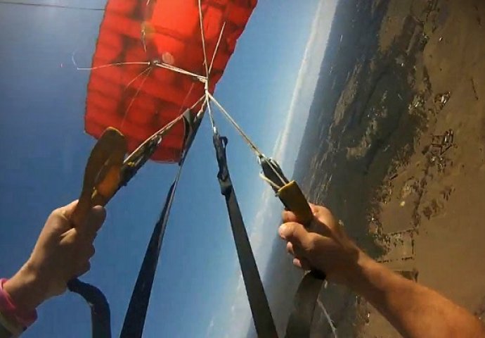 Gore nije moglo: U zraku mu se zapetljao padobran, pogledajte šta se dalje dogodilo (VIDEO)
