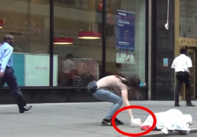 Na ulici su krali novac od beskućnika, reakcija prolaznika će vas šokirati! (VIDEO) 