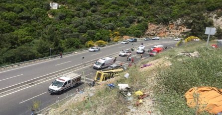 Minibus s turistima sletio niz lizicu: Poginulo 20 osoba