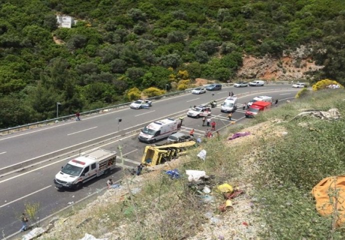 Minibus s turistima sletio niz lizicu: Poginulo 20 osoba