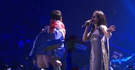 NEVIĐENI SKANDAL NA EUROSONGU: Dok je ona pjevala, mladić iz publike utrčao na scenu i pokazao golu zadnjicu (FOTO)