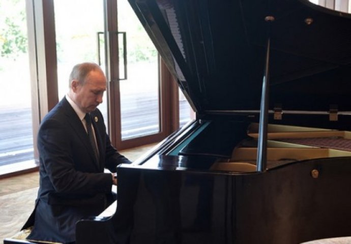 Putin je prišao diskretno klaviru i zasvirao: Okupljeni gledali u nevjerici (VIDEO)