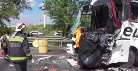 STRAVIČAN VIDEO SA MJESTA NESREĆE: Vozač autobusa iz Srbije poginuo, 16 povrijeđeno!