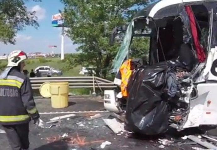 STRAVIČAN VIDEO SA MJESTA NESREĆE: Vozač autobusa iz Srbije poginuo, 16 povrijeđeno!