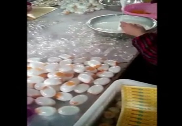 Šokantni klip prikazuje kako Kinezi proizvode lažna jaja, ovako nešto još niste vidjeli! (VIDEO)