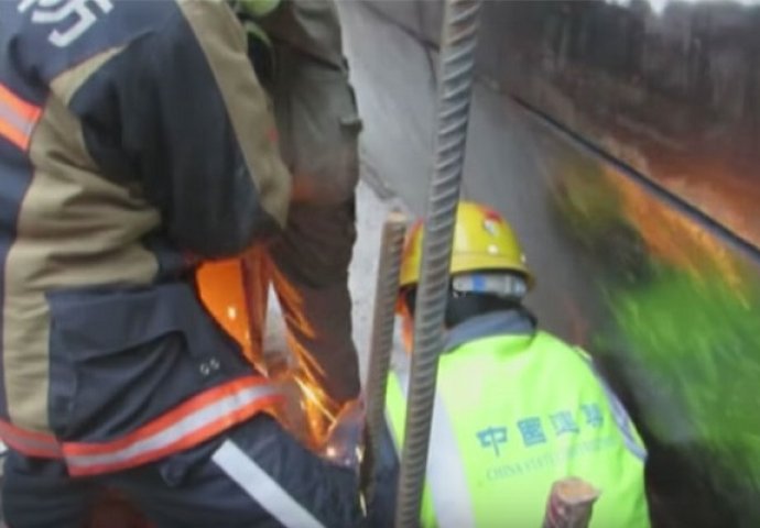 Ovo je najbizarnija povreda na poslu: Ogromna gvozdena šipka mu se zabila u zadnjicu (VIDEO)
