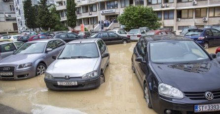 VELIKA POPLAVA U SPLITU: Automobili plivaju, vlasnici ne mogu do parkinga, radnici zarobljeni u uredima 