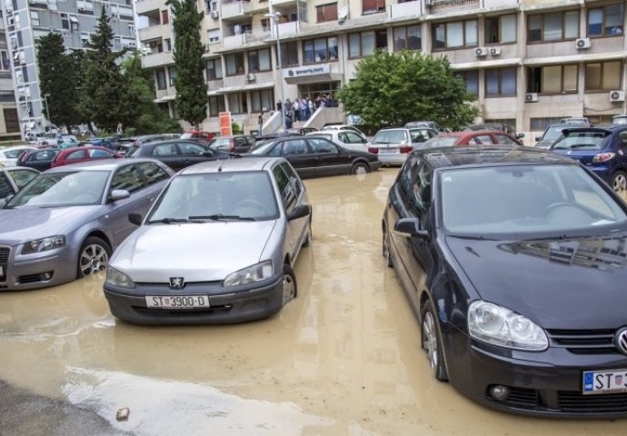 VELIKA POPLAVA U SPLITU: Automobili plivaju, vlasnici ne mogu do parkinga, radnici zarobljeni u uredima 