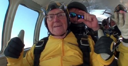 U 101. godini iskočio padobranom iz aviona: Ušao u Ginisovu knjigu rekorda, a pogledajte ko mu je pravio društvo (VIDEO)