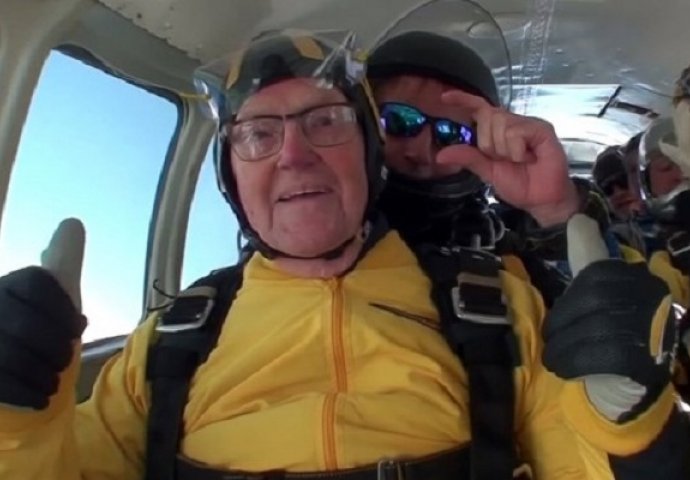 U 101. godini iskočio padobranom iz aviona: Ušao u Ginisovu knjigu rekorda, a pogledajte ko mu je pravio društvo (VIDEO)