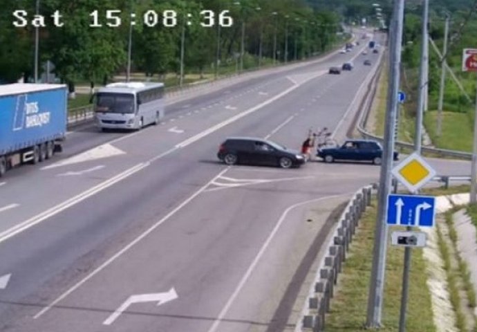 U Rusiji opet zabilježena bizarna saobraćajna nesreća (VIDEO)