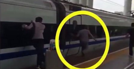  OVO JE BOLNO: Zaglavio mu se prst u vratima voza u pokretu (VIDEO)