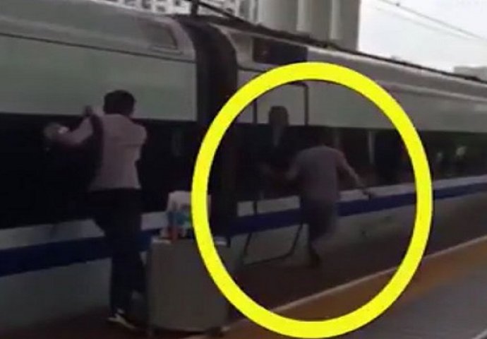  OVO JE BOLNO: Zaglavio mu se prst u vratima voza u pokretu (VIDEO)