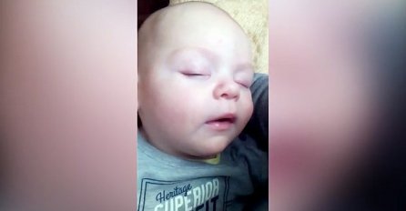 Mama je snimala bebu dok spava, trenutak na 0:20 min je najslađa stvar ikada! (VIDEO)