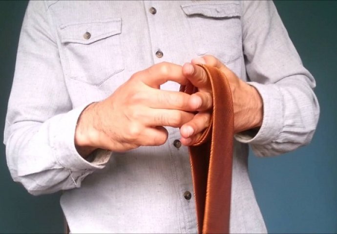Ovo je ultimativni trik: Kako vezati kravatu za manje od 10 sekundi? (VIDEO)