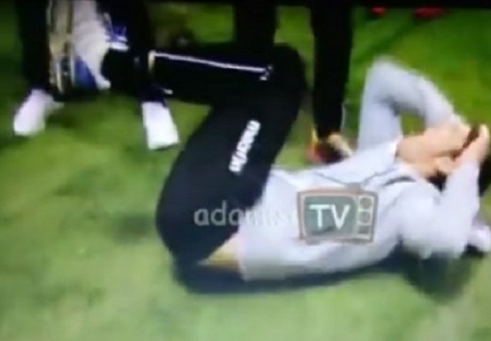Haos u Atini, Vladimir Ivić leži na travi, pogođen u glavu tokom derbija Panatinaikos - PAOK (VIDEO)