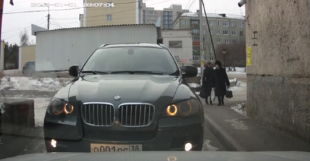 Kada su svi pomislili da će vozač BMW-a započeti tuču, on je uradio nešto genijalno! (VIDEO)