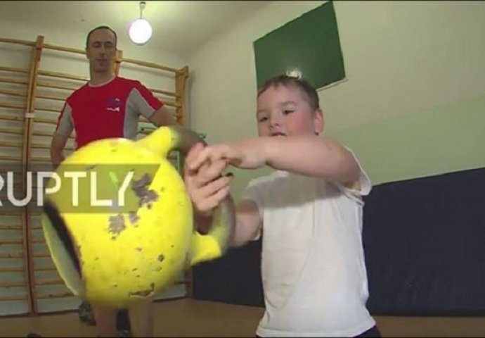 BUDUĆI NAJJAČI ČOVJEK NA SVIJETU: Ruski dječak već podiže velike težine u teretani (VIDEO)