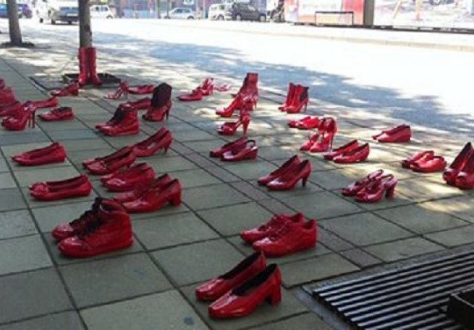 40 pari ženskih crvenih cipela ispred Vlade Srbije krije STRAVIČNE SUDBINE