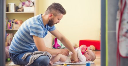 SAVJETI ZA TATE: Evo kako da bebi presvućete pelenu