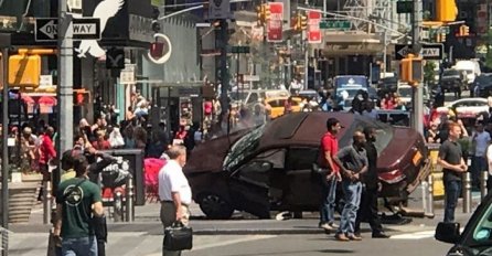 UŽAS U NEW YORKU: Automobil uletio među pješake, jedna žrtva, desetoro povrijeđeno